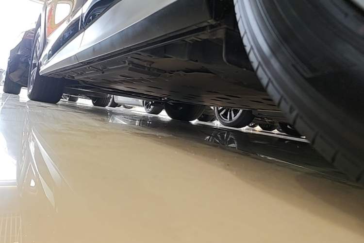 Used Lexus RZ 2023 450e All-Wheel Drive Luxury Edition Left Side Sill