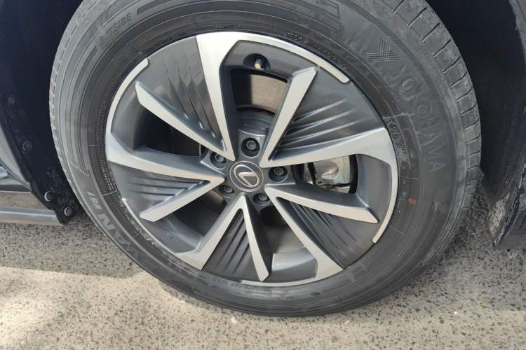 Used Lexus RZ 2023 450e All-Wheel Drive Luxury Edition Right Front Wheel Hub