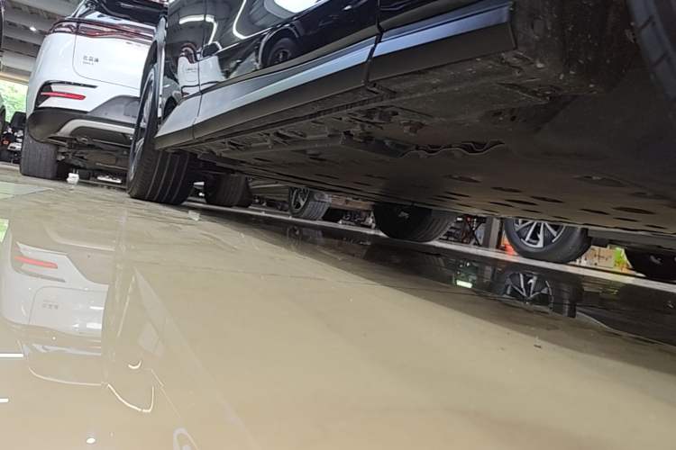 Used Lexus RZ 2023 450e All-Wheel Drive Luxury Edition Right Side Sill