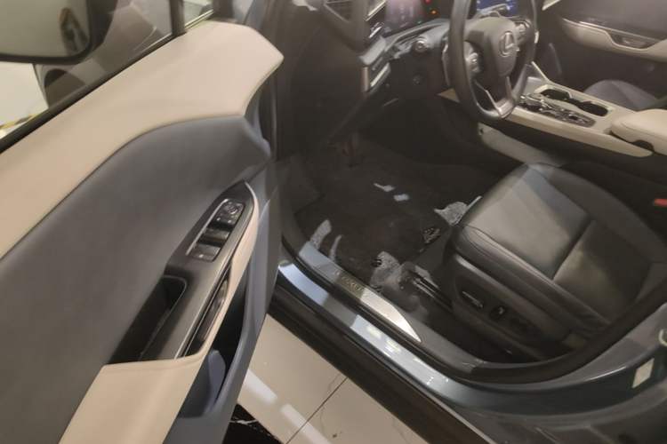 Used Lexus RZ 2023 450e All-Wheel Drive Luxury Edition Driver Seat