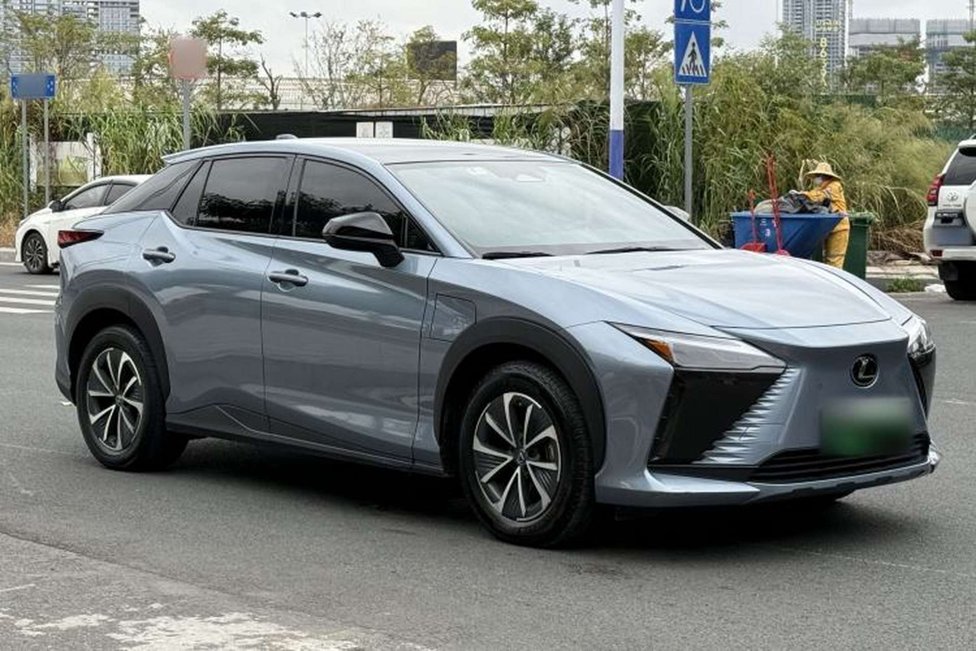 Used Lexus RZ 2023 450e All-Wheel Drive Luxury Edition Exterior 8