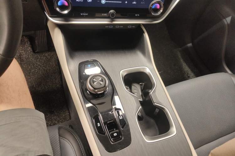 Used Lexus RZ 2023 450e All-Wheel Drive Luxury Edition Gear Lever