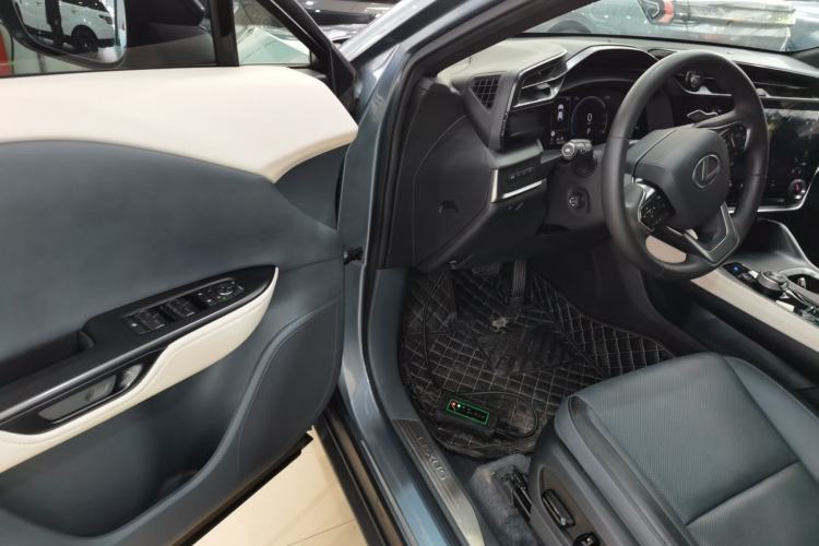 Used Lexus RZ 2023 450e All-Wheel Drive Luxury Edition Interior 3