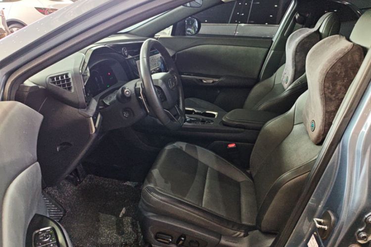 Used Lexus RZ 2023 450e All-Wheel Drive Luxury Edition Interior 4