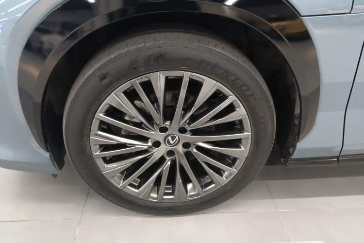 Used Lexus RZ 2023 450e All-Wheel-Drive Luxury Edition Left Front Wheel Hub