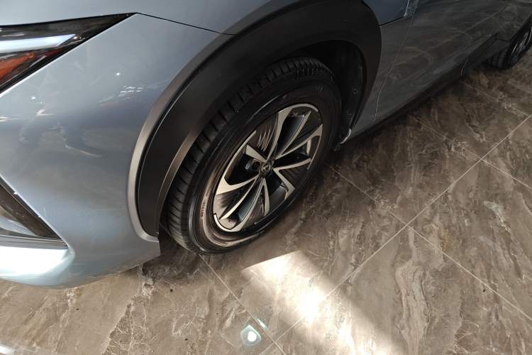 Used Lexus RZ 2023 450e All-Wheel Drive Luxury Edition Left Front Wheel Hub