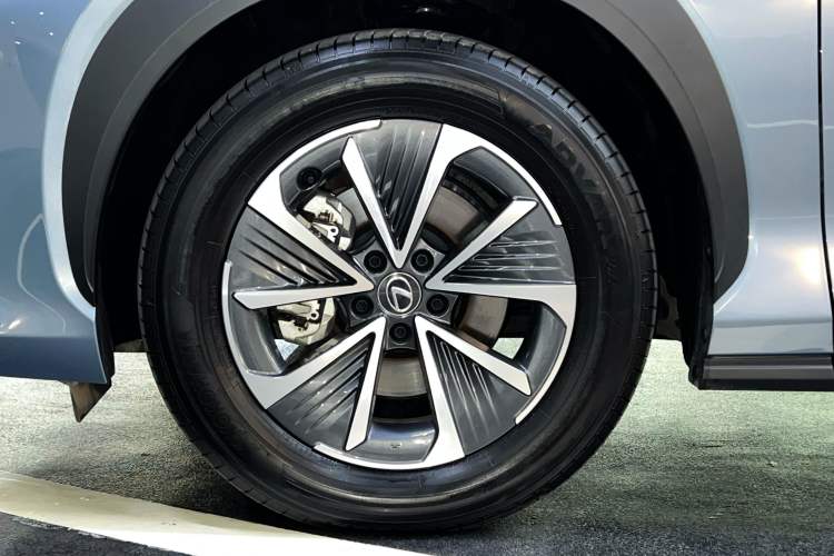 Used Lexus RZ 2023 450e All-Wheel Drive Luxury Edition Left Front Wheel Hub