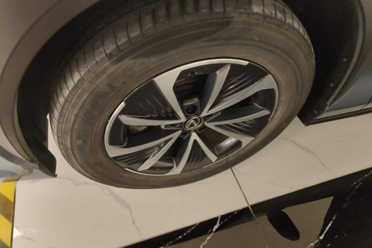 Used Lexus RZ 2023 450e All-Wheel Drive Luxury Edition Left Front Wheel Hub