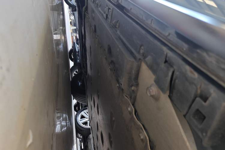 Used Lexus RZ 2023 450e All-Wheel Drive Luxury Edition Left Side Sill