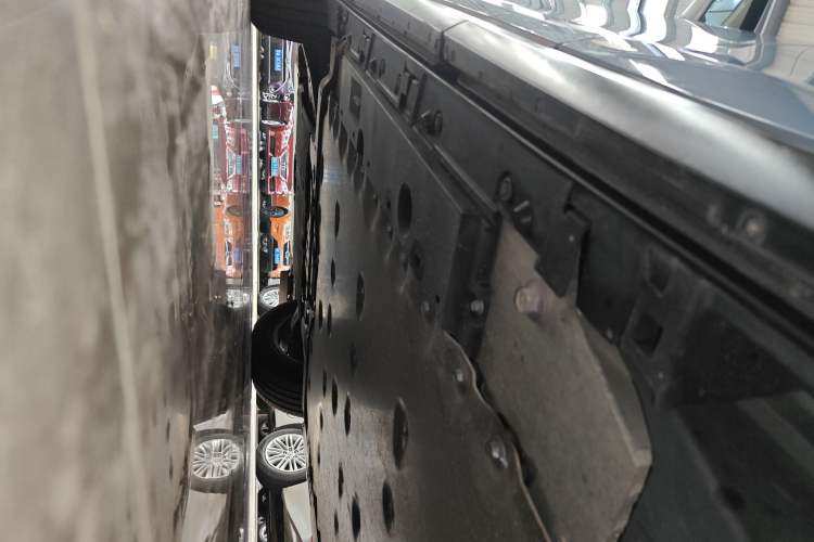 Used Lexus RZ 2023 450e All-Wheel Drive Luxury Edition Left Side Sill