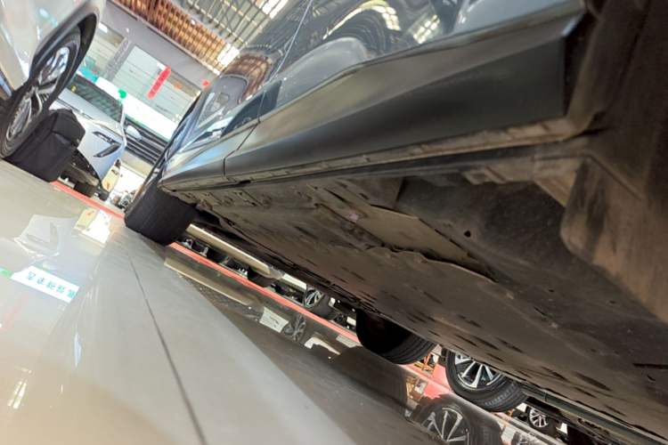 Used Lexus RZ 2023 450e All-Wheel Drive Luxury Edition Left Side Sill