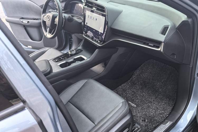 Used Lexus RZ 2023 450e All-Wheel Drive Luxury Edition Right Front Seat
