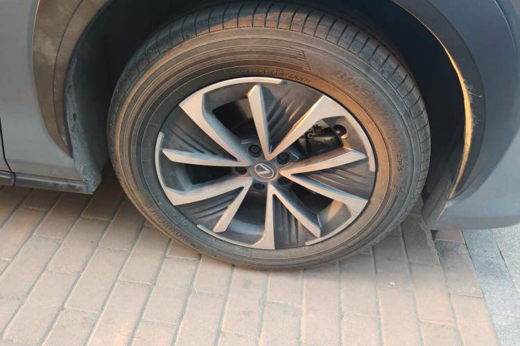 Used Lexus RZ 2023 450e All-Wheel Drive Luxury Edition Right Front Wheel Hub