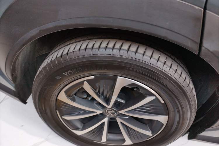Used Lexus RZ 2023 450e All-Wheel Drive Luxury Edition Right Rear Wheel Hub