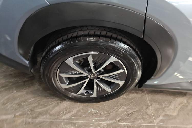 Used Lexus RZ 2023 450e All-Wheel Drive Luxury Edition Right Rear Wheel Hub