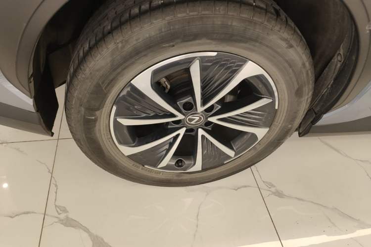 Used Lexus RZ 2023 450e All-Wheel Drive Luxury Edition Right Rear Wheel Hub