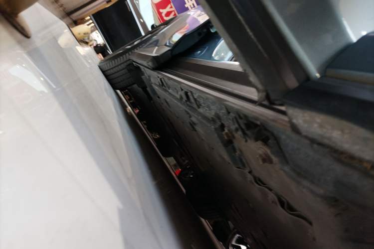 Used Lexus RZ 2023 450e All-Wheel Drive Luxury Edition Right Side Sill