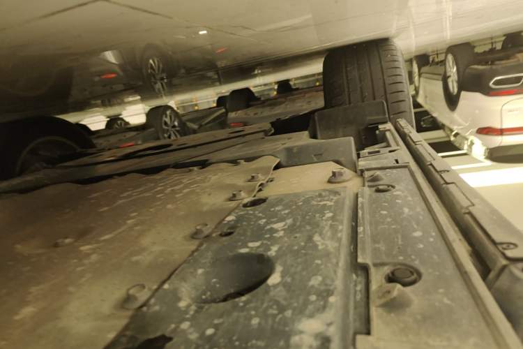 Used Lexus RZ 2023 450e All-Wheel Drive Luxury Edition Right Side Sill