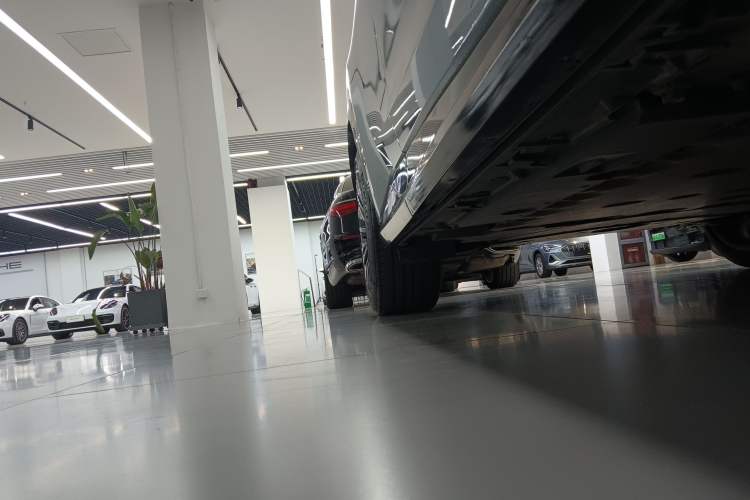 Used Lexus RZ 2023 450e All-Wheel-Drive Luxury Edition Right Side Sill