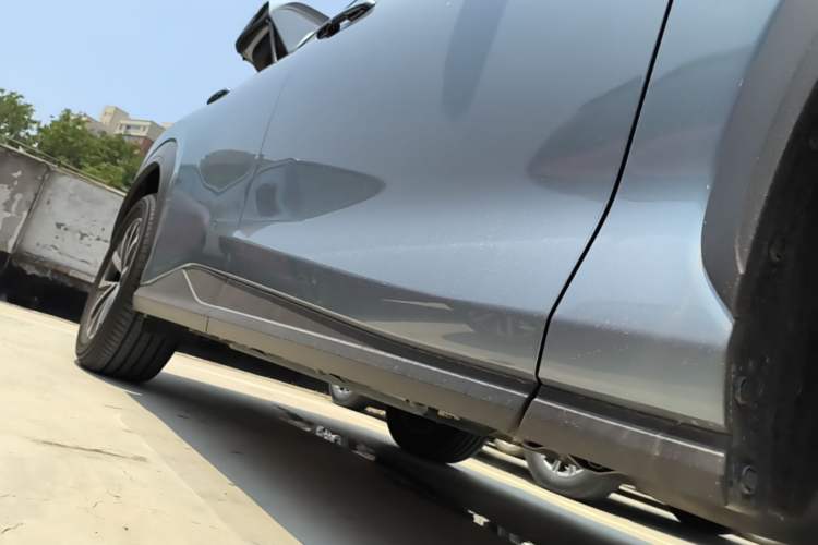 Used Lexus RZ 2023 450e All-Wheel Drive Luxury Edition Right Side Sill