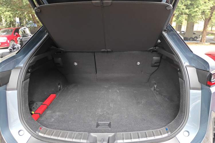 Used Lexus RZ 2023 450e All-Wheel Drive Luxury Edition Trunk