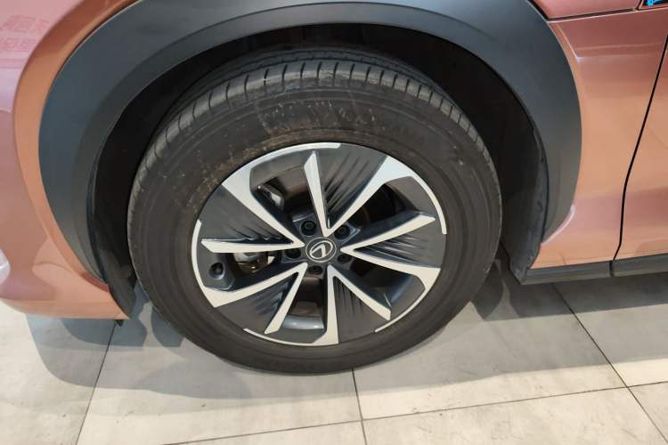 Used Lexus RZ 2023 450e All-Wheel Drive Luxury Edition Left Front Wheel Hub