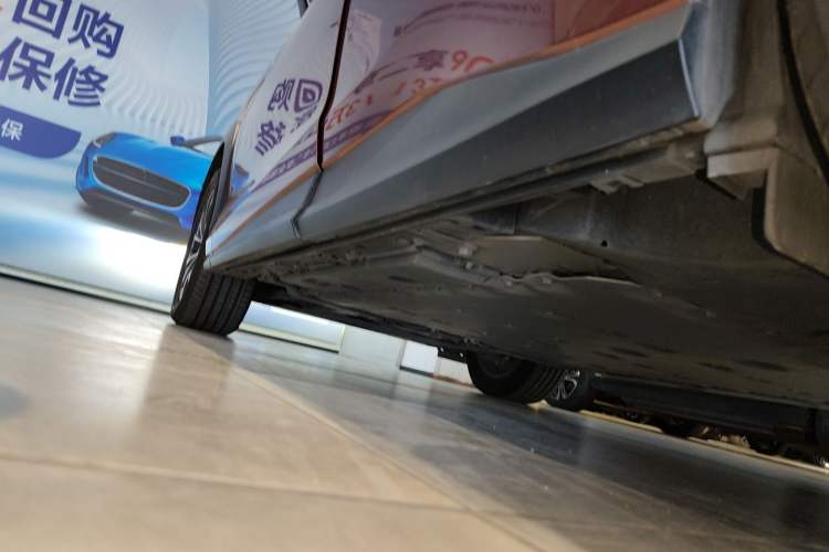 Used Lexus RZ 2023 450e All-Wheel Drive Luxury Edition Left Side Sill
