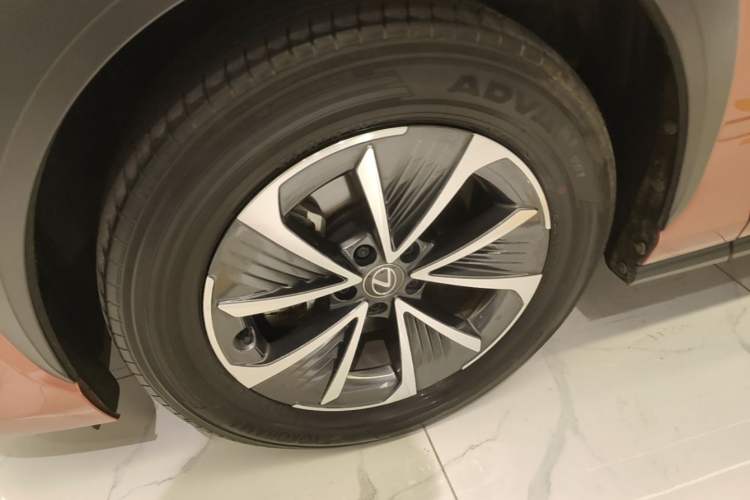Used Lexus RZ 2023 450e All-Wheel Drive Luxury Edition Left Front Wheel Hub