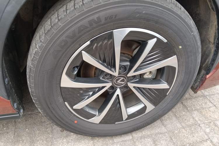 Used Lexus RZ 2023 450e All-Wheel Drive Luxury Edition Right Front Wheel Hub