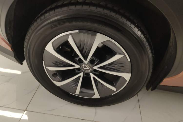 Used Lexus RZ 2023 450e All-Wheel Drive Luxury Edition Right Rear Wheel Hub