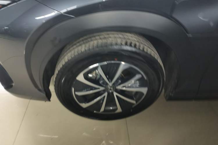 Used Lexus RZ 2023 300e Long-Range Indulgence Edition Left Front Wheel Hub
