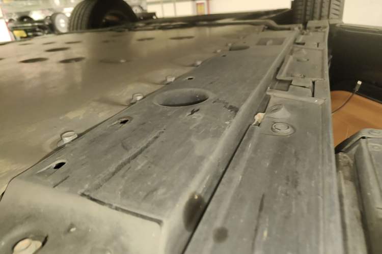 Used Lexus RZ 2023 450e All-Wheel Drive Luxury Edition Left Side Sill