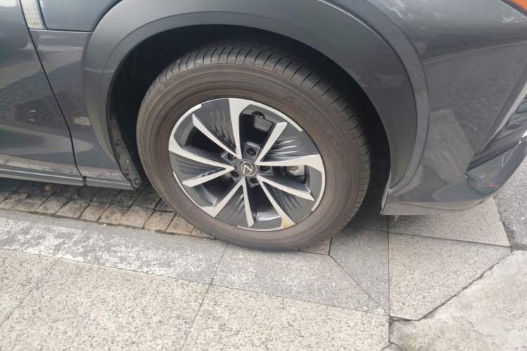 Used Lexus RZ 2023 450e All-Wheel Drive Luxury Edition Right Front Wheel Hub