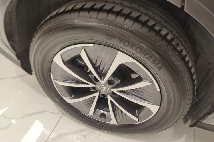 Used Lexus RZ 2023 450e All-Wheel Drive Luxury Edition Right Rear Wheel Hub
