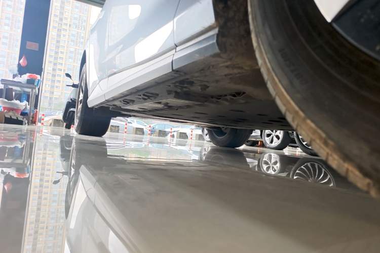 Used Lexus RZ 2023 450e All-Wheel Drive Luxury Edition Right Side Sill