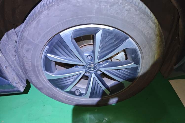 Used Lexus RZ 2023 450e All-Wheel Drive Luxury Edition Right Front Wheel Hub