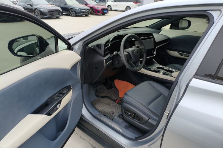 Used Lexus RZ 2023 450e All-Wheel Drive Luxury Edition Driver Seat