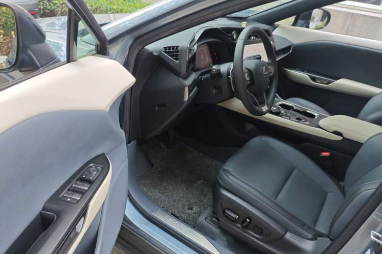 Used Lexus RZ 2023 450e All-Wheel Drive Luxury Edition Interior 3