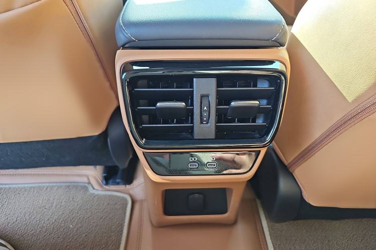 Used Lexus RZ 2023 450e All-Wheel Drive Luxury Edition Interior 4