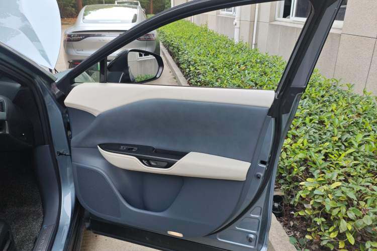 Used Lexus RZ 2023 450e All-Wheel Drive Luxury Edition Interior 5