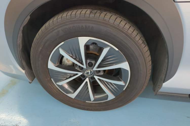 Used Lexus RZ 2023 450e All-Wheel Drive Luxury Edition Left Front Wheel Hub