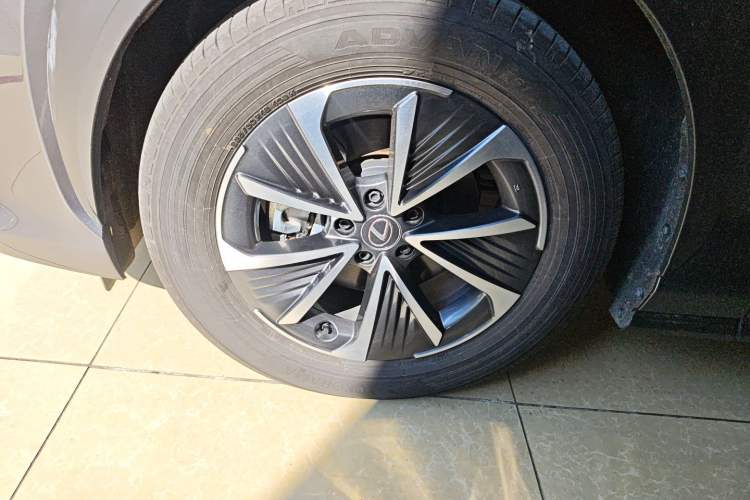 Used Lexus RZ 2023 450e All-Wheel Drive Luxury Edition Left Front Wheel Hub