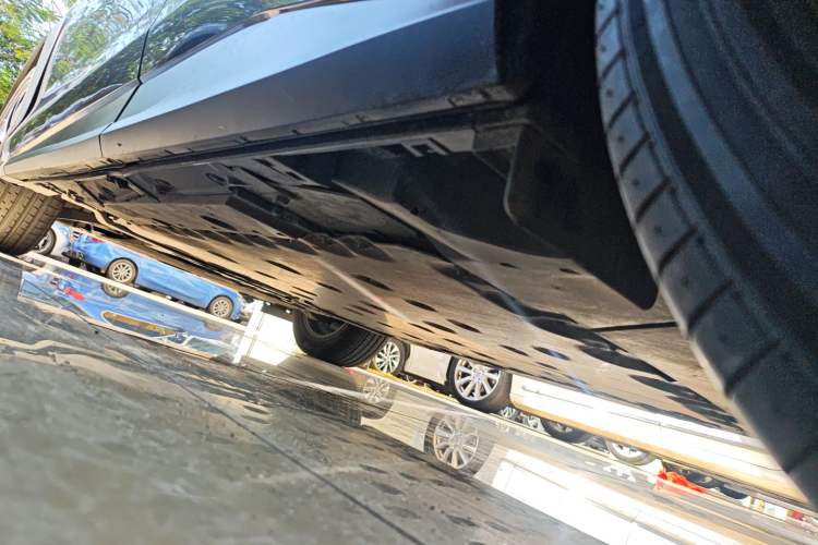 Used Lexus RZ 2023 450e All-Wheel Drive Luxury Edition Left Side Sill