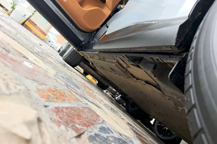 Used Lexus RZ 2023 450e All-Wheel Drive Luxury Edition Left Side Sill