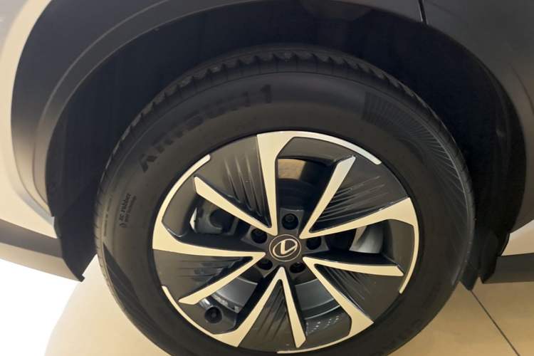 Used Lexus RZ 2023 450e All-Wheel-Drive Long-Range Version Right Rear Wheel Hub