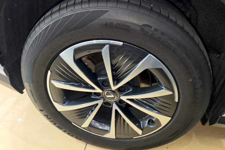 Used Lexus RZ 2023 450e All-Wheel-Drive Long-Range Version Right Rear Wheel Hub