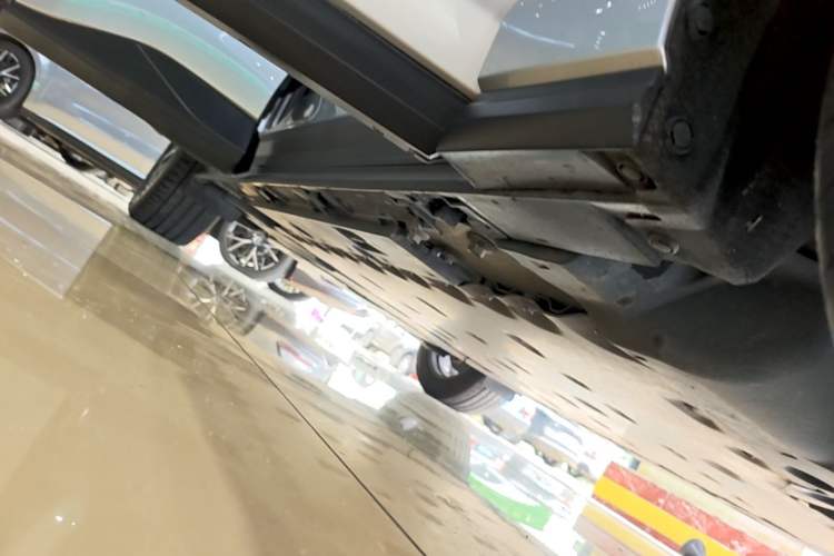 Used Lexus RZ 2023 450e All-Wheel-Drive Long-Range Version Right Side Sill