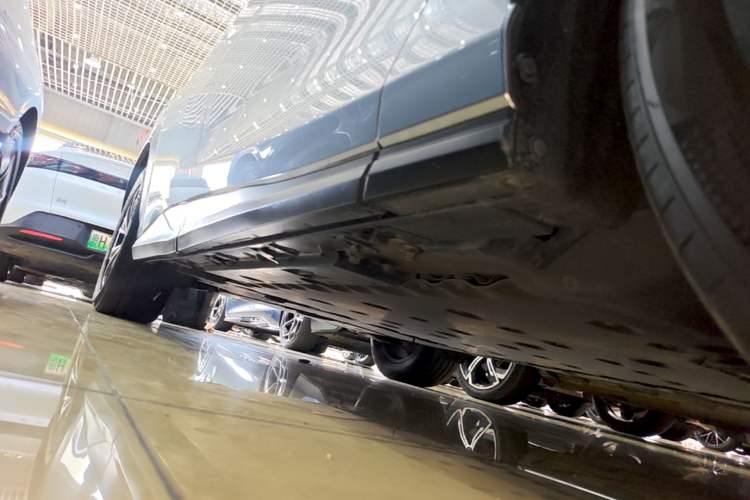 Used Lexus RZ 2023 450e All-Wheel-Drive Long-Range Version Right Side Sill