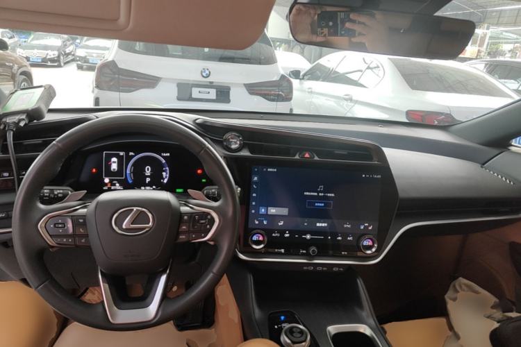 Used Lexus RZ 2023 450e All-Wheel Drive Luxury Edition Center Console