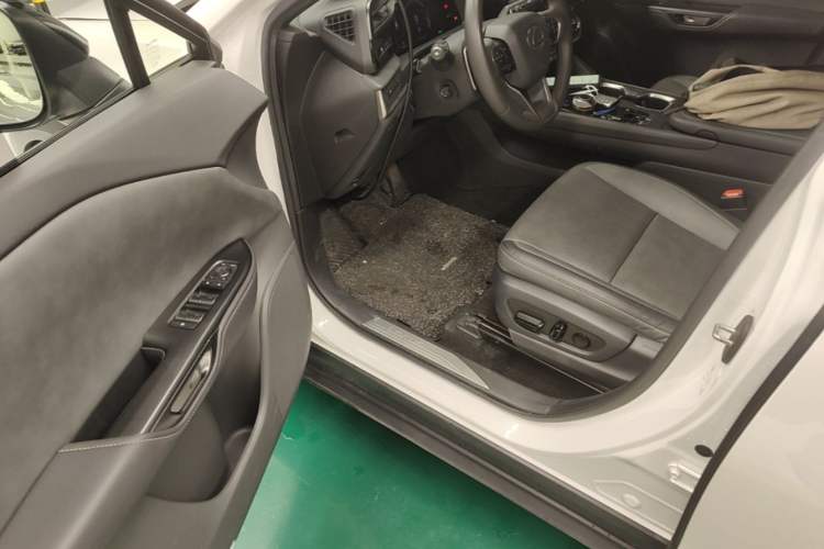 Used Lexus RZ 2023 450e All-Wheel Drive Luxury Edition Driver Seat